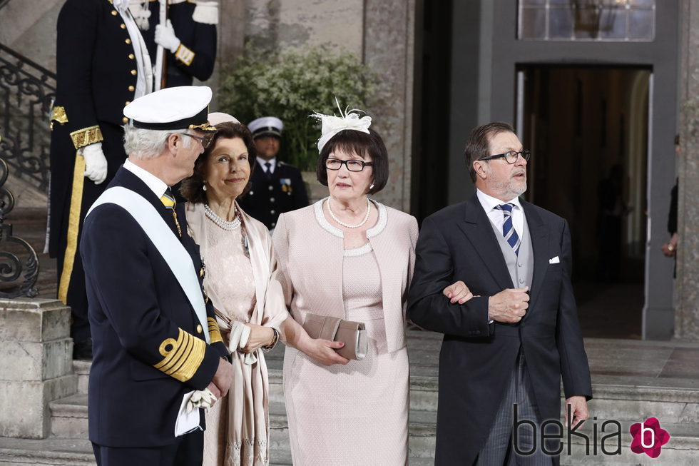 Carlos Gustavo y Silvia de Suecia con Ewa y Olle Westling en el bautizo de Oscar de Suecia