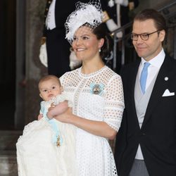 Victoria y Daniel de Suecia con su hijo Oscar en su bautizo