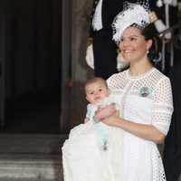 Victoria y Daniel de Suecia con su hijo Oscar en su bautizo