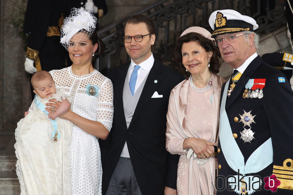 Victoria y Daniel de Suecia con su hijo Oscar y Carlos Gustavo y Silvia de Suecia en el bautizo de Oscar de Suecia