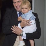 Chris O'Neill y su hijo Nicolás de Suecia en el bautizo de Oscar de Suecia