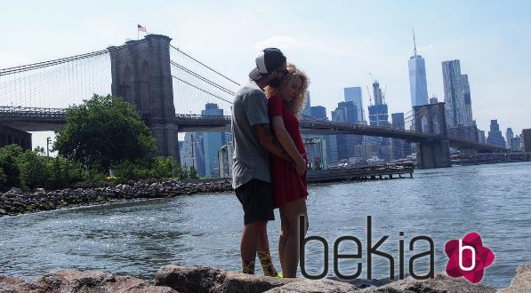 Azahara y Juanma, de 'GH 15', posan con el puente de Brooklyn de fondo