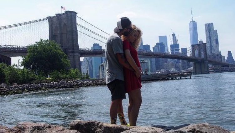 Azahara y Juanma, de 'GH 15', posan con el puente de Brooklyn de fondo