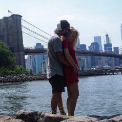 Azahara y Juanma, de 'GH 15', posan con el puente de Brooklyn de fondo