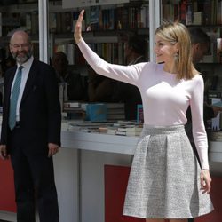 Reina Letizia saludando durante la inauguración de la 75 edición de la Feria del Libro en Madrid