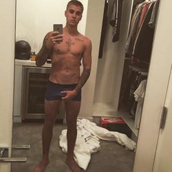 Justin Bieber se agarra sus partes íntimas