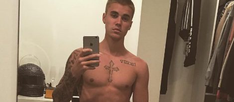 Justin Bieber se agarra sus partes íntimas