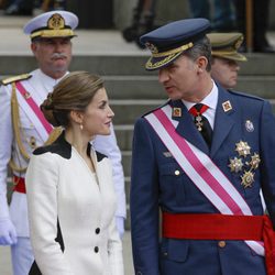 Los Reyes Felipe VI y Letizia durante el desfile de las Fuerzas Armadas 2016