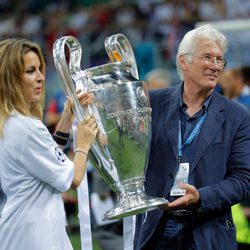 Richard Gere y Alejandra Silva en la final de la Champions League 2016