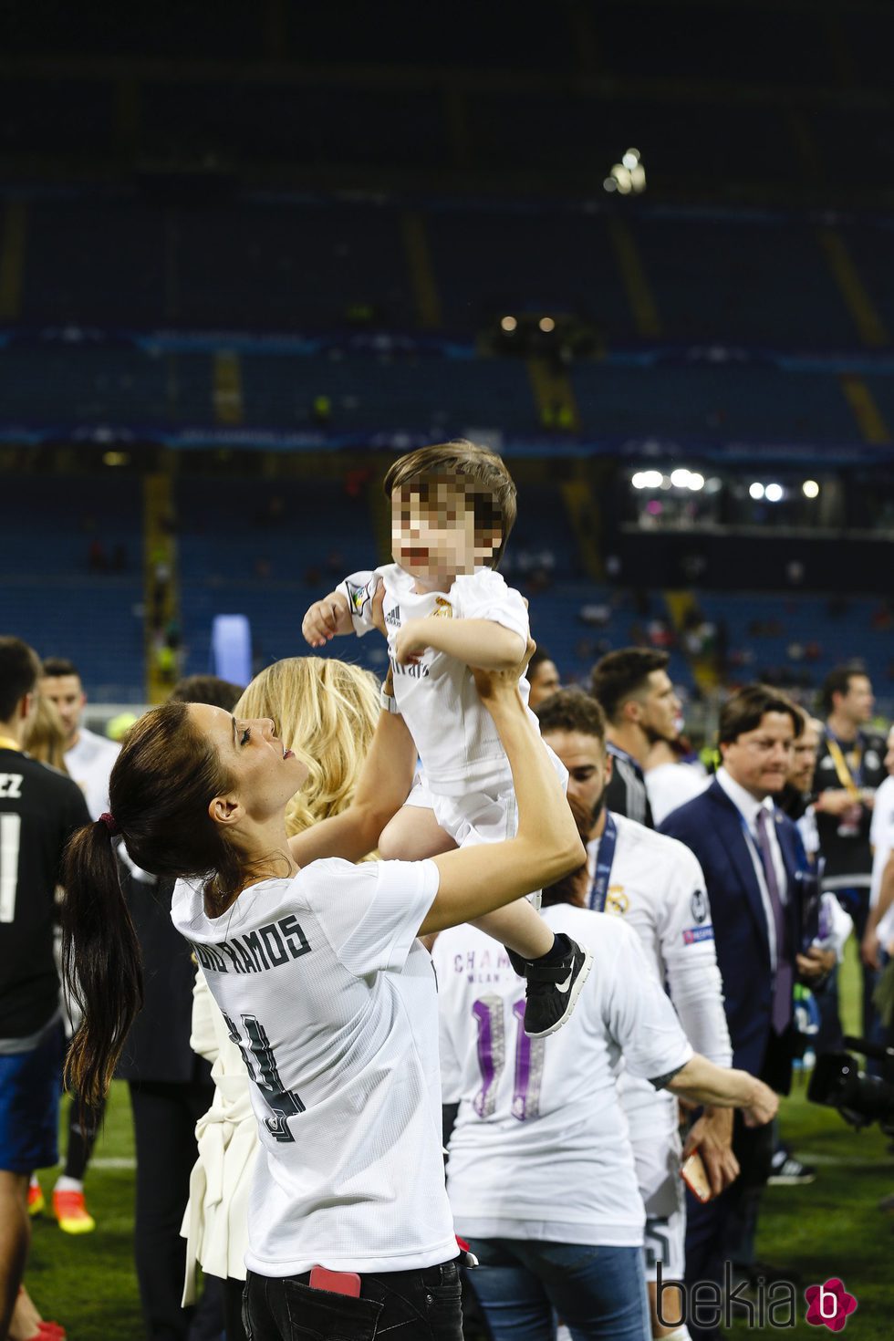 Pilar Rubio y su hijo Sergio en la final de la Champions League 2016