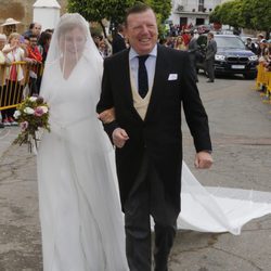 César Cadaval acompañando a su hija Marta al altar en Sevilla