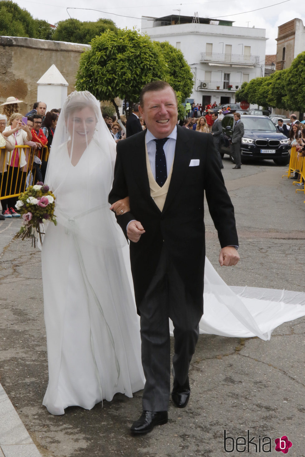 César Cadaval acompañando a su hija Marta al altar en Sevilla