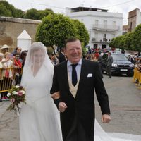 César Cadaval acompañando a su hija Marta al altar en Sevilla