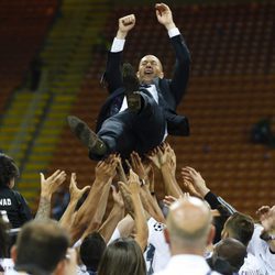 Los jugadores del Real Madrid alzan a Zinedine Zidane en la final de la Champions League 2016