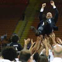 Los jugadores del Real Madrid alzan a Zinedine Zidane en la final de la Champions League 2016