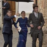 Alejandro Santo Domingo acompañado por su madre en su boda con Charlotte Wellesley