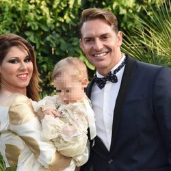 Tamara y Daniel Roque junto a su hijo Héctor durante su bautizo