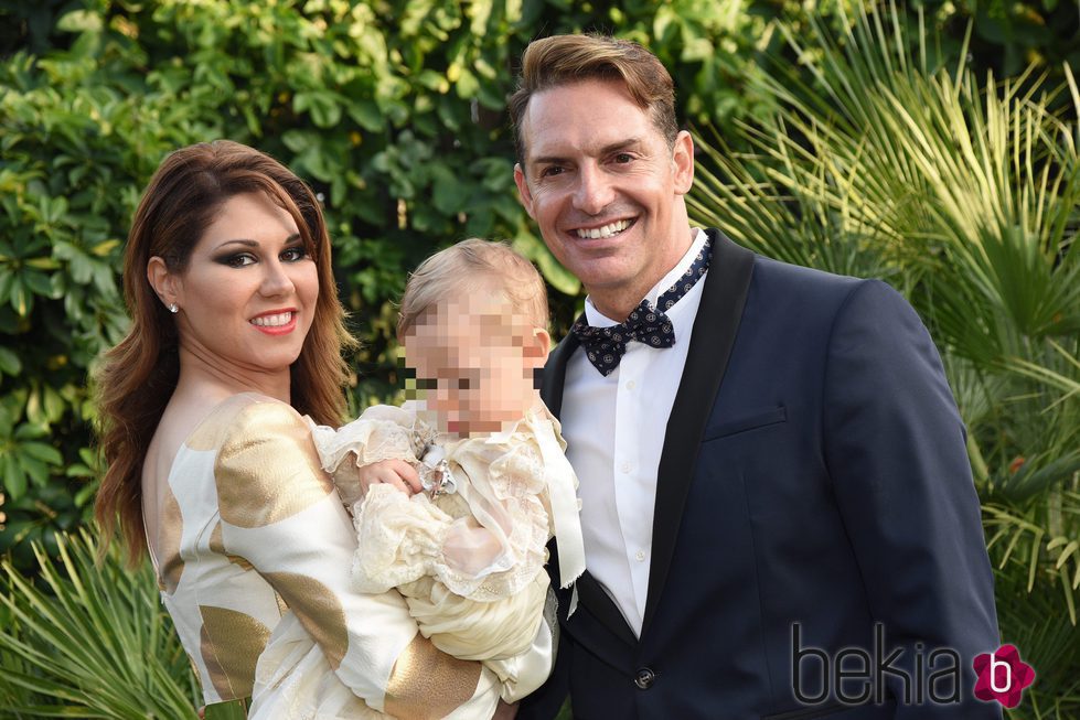 Tamara y Daniel Roque junto a su hijo Héctor durante su bautizo