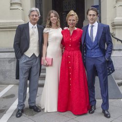 Josema Yuste junto a su mujer y sus hijos en la boda de su hijo Alejandro 