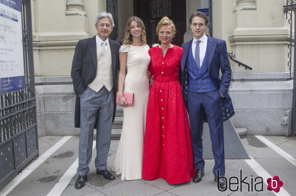 Josema Yuste junto a su mujer y sus hijos en la boda de su hijo Alejandro 