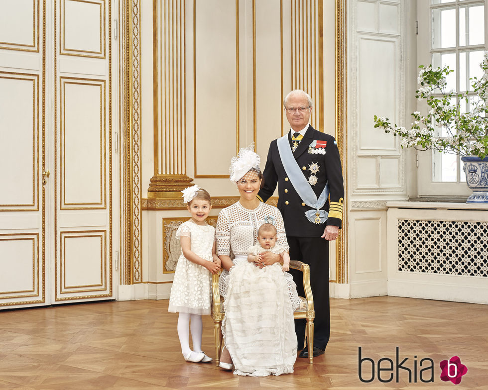 Oscar de Suecia con la Princesa Victoria, la Princesa Estela y Carlos Gustavo de Suecia en su bautizo