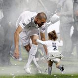 Pepe con su hija en la celebración de la undécima Champions en el Santiago Bernabéu