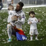 Sergio Ramos con sus hijos Marco y Sergio en la celebración de la undécima Champions en el Santiago Bernabéu