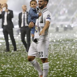 Isco Alarcón con sus hijo Isco en la celebración de la undécima Champions en el Santiago Bernabéu