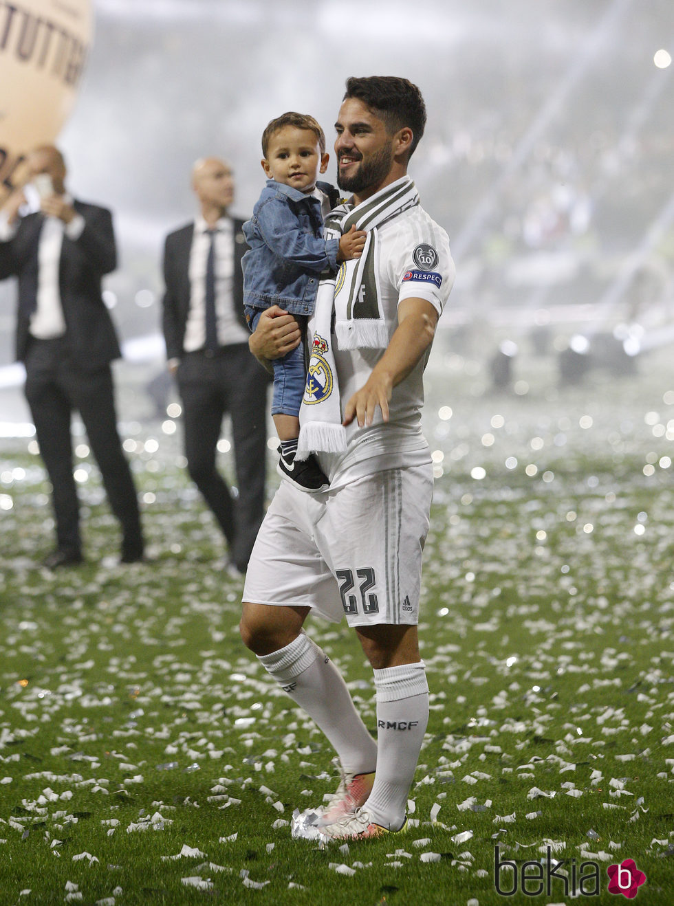 Isco Alarcón con sus hijo Isco en la celebración de la undécima Champions en el Santiago Bernabéu