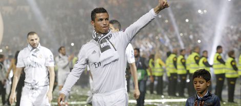 Cristiano Ronaldo con su hijo en la celebración de la undécima Champions en el Santiago Bernabéu