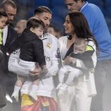 Sergio Ramos y Pilar Rubio con sus hijos Marco y Sergio en la celebración de la undécima Champions en el Santiago Bernabéu