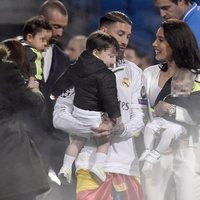 Sergio Ramos y Pilar Rubio con sus hijos Marco y Sergio en la celebración de la undécima Champions en el Santiago Bernabéu