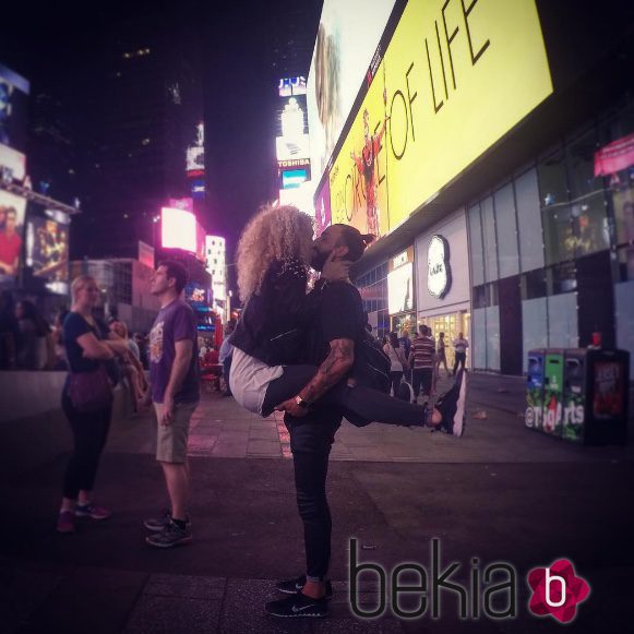  Azahara y Juanma se besan en Times Square