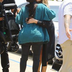 Chrissy Teigen y Kim Kardashian se saludan en Beverly Hills