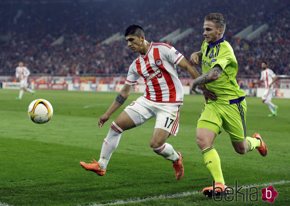 Alan Pulido durante un encuentro con el Olympiacos griego