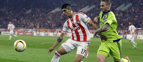 Alan Pulido durante un encuentro con el Olympiacos griego