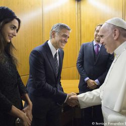 El Papa Francisco I recibe a George Clooney y a su mujer en Roma