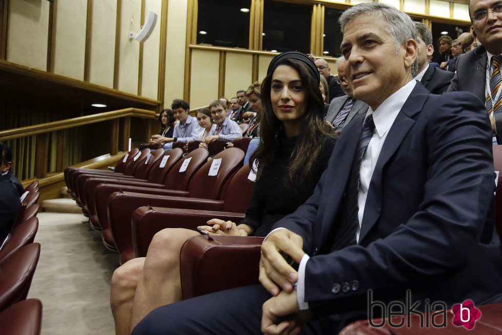 George Clooney y su mujer en una reunión de Scholas Occurrentes en Roma