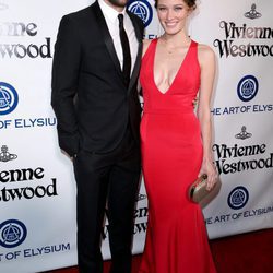 Topher Grace y Ashley Hinshaw en un una premiere