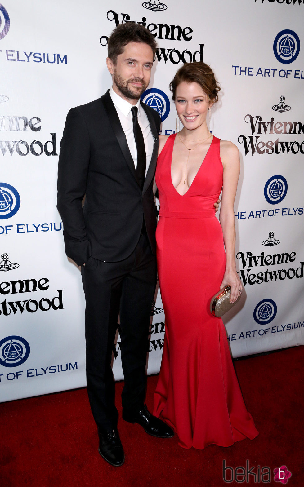 Topher Grace y Ashley Hinshaw en un una premiere