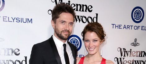 Topher Grace y Ashley Hinshaw en un una premiere