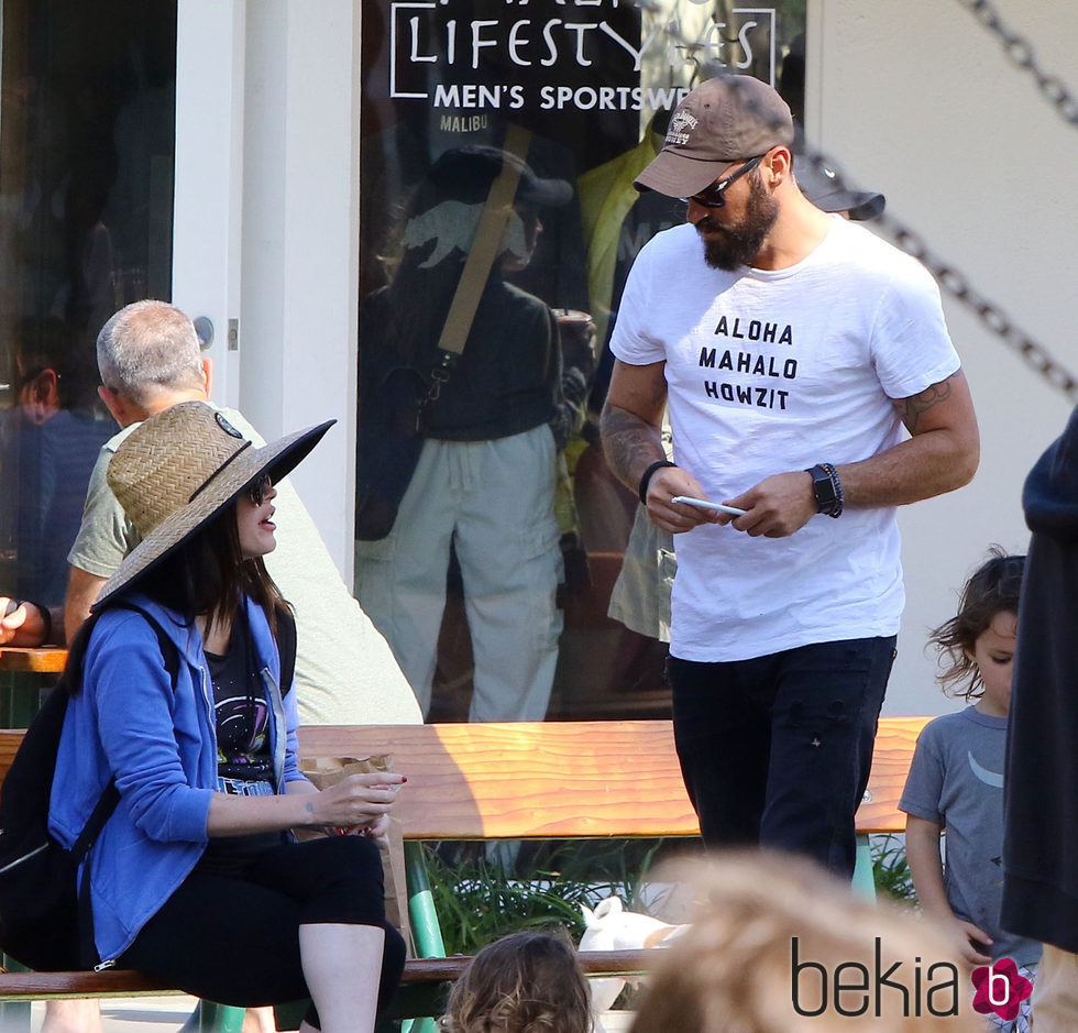 Megan Fox junto a Brian Austin Green en el parque