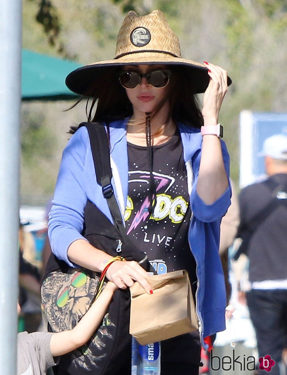 Megan Fox luciendo embarazo en el parque junto a sus hijos