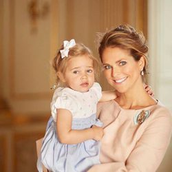 Magdalena de Suecia con su hija Leonor de Suecia en el bautizo de Oscar de Suecia