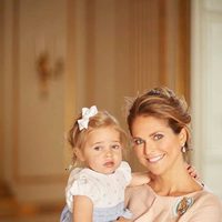 Magdalena de Suecia con su hija Leonor de Suecia en el bautizo de Oscar de Suecia