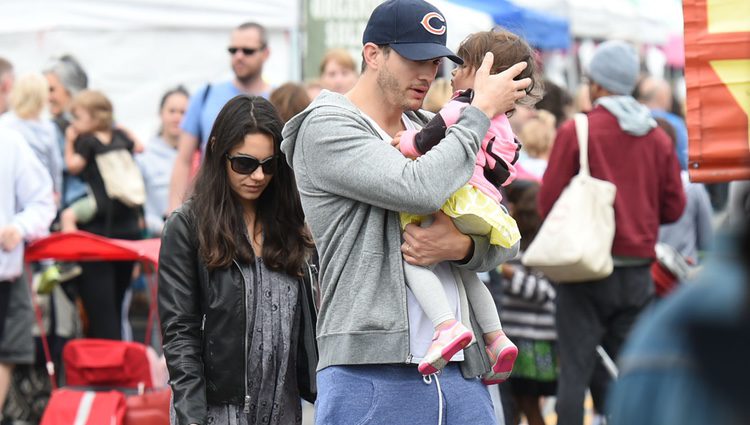 Mila Kunis, Ashton Kutcher y su hija Wyatt de compras