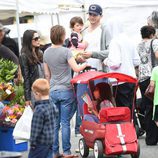 Mila Kunis, Ashton Kutcher y su hija Wyatt charlando con unos conocidos