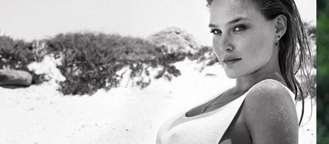 Bar Refaeli luce embarazo en la playa