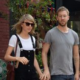 Calvin Harris y Taylor Swift paseando cogidos de la mano por Nueva York