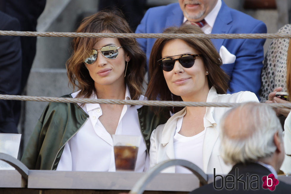 Nieves Álvarez y Nuria González en la corrida de la Beneficencia 2016